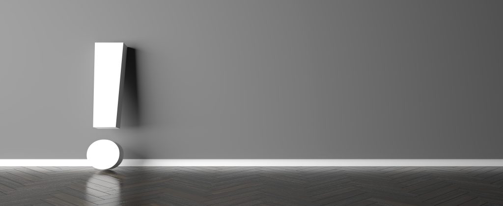 Symbolbild eines weißen Ausrufezeichens vor grauer Wand – Hinweis auf wichtige Information.